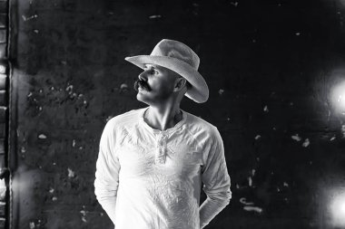 Vahşi Batı 'nın stilize edilmiş klasik portresi, bıyıklı tehlikeli suçlu, yüzünde bıyıklı.