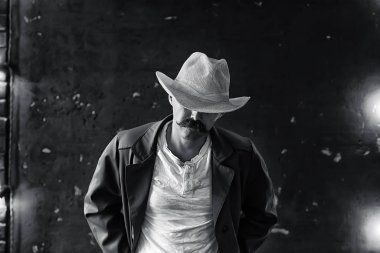 Vahşi Batı 'nın stilize edilmiş klasik portresi, bıyıklı tehlikeli suçlu, yüzünde bıyıklı.