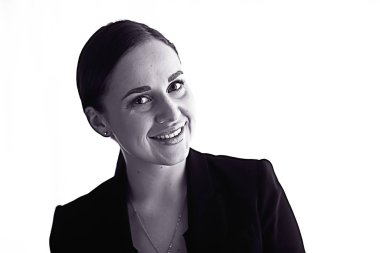 İş kadını arka plan stüdyosu. Resmi takım elbiseli profesyonel bir kadın kiralamak.