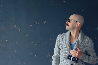 Bıyıklı seksi maço, ucube, hippi portresi.