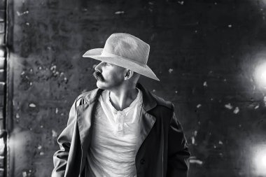 Bıyıklı genç çiftçi, şapkalı büyük bıyıklı bir adamın portresi.