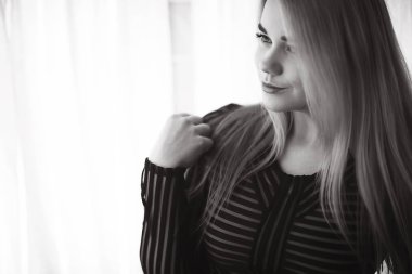 Dar elbiseli seksi sarışın, güzel bir yetişkin modeli, iç mimarisi, göz alıcı bir tarzı var.