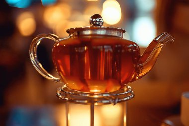 Bardak şeffaf çaydanlık çayı, kafe çay töreni, siyah çay masası.