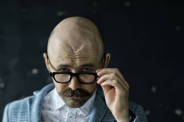 Klasik hipster bıyığı, uzun bıyıklı bir adamın portresi, alışılmadık bir görünüş.