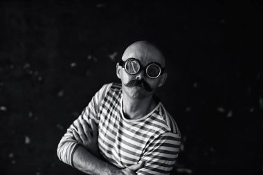 Buharlı punk hipster portresi, bıyıklı adam poz veriyor, yüz, bıyık