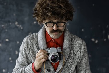Klasik analog kameralı bir fotoğrafçı, bıyıklı bir adam, komik resim öğrenen bir fotoğrafçı.