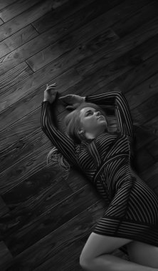 Evin içindeki seksi sarışın kız, güzel yetişkin model.