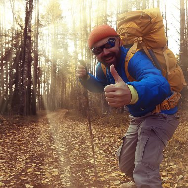 Sırt çantasıyla sonbahar yürüyüşü, güneş ışınları, sonbahar manzarası, gün batımının ışıltısı...