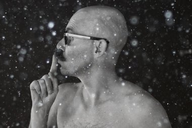 Kel bıyıklı genç bir beyefendinin alışılmadık portresi, tuhaf bir beyefendi, psikoloji konsepti.