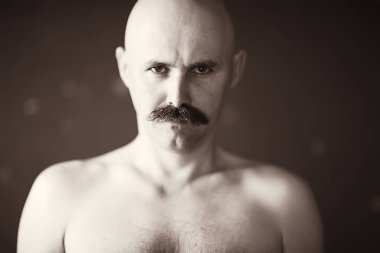 Bıyıklı seksi maço, ucube, hippi portresi.