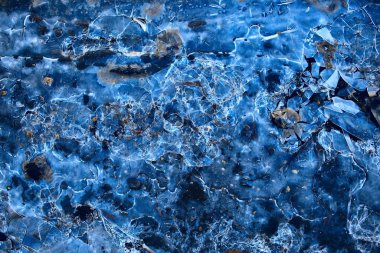 Mavi buzlu cam arka plan, buzun yüzeyinin soyut dokusu, donmuş mevsimlik su.