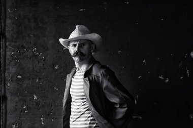 Vahşi Batı 'nın stilize edilmiş klasik portresi, bıyıklı tehlikeli suçlu, yüzünde bıyıklı.