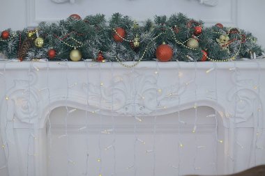 Süslü Noel ağacı, güzel arka plan, hediyeler ve balolar, tatil