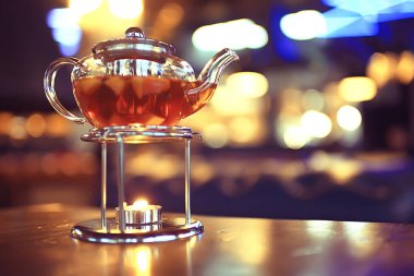 Bardak şeffaf çaydanlık çayı, kafe çay töreni, siyah çay masası.