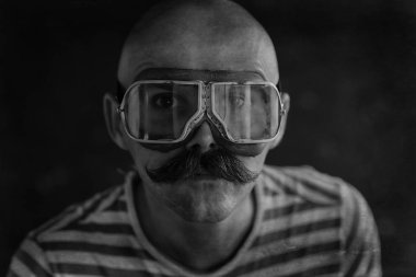 Buharlı punk hipster portresi, bıyıklı adam poz veriyor, yüz, bıyık