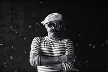Buharlı punk hipster portresi, bıyıklı adam poz veriyor, yüz, bıyık