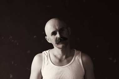 Kel bıyıklı genç bir beyefendinin alışılmadık portresi, tuhaf bir beyefendi, psikoloji konsepti.