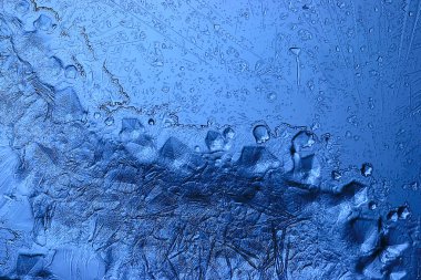 Mavi buzlu cam arka plan, buzun yüzeyinin soyut dokusu, donmuş mevsimlik su.