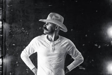 Vahşi Batı 'nın stilize edilmiş klasik portresi, bıyıklı tehlikeli suçlu, yüzünde bıyıklı.