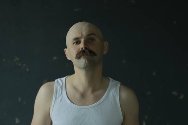 Kel bıyıklı genç bir beyefendinin alışılmadık portresi, tuhaf bir beyefendi, psikoloji konsepti.