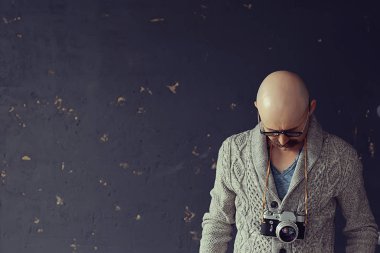 Bıyıklı seksi maço, ucube, hippi portresi.