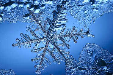 Mavi buzlu cam arka plan, buzun yüzeyinin soyut dokusu, donmuş mevsimlik su.