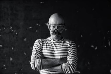 Buharlı punk hipster portresi, bıyıklı adam poz veriyor, yüz, bıyık
