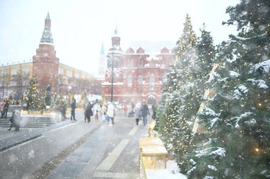 Moskova 'da Noel süsü, sokaklarda Noel ağaçları, karlı Aralık, yeni yıl