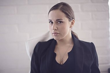 İş kadını arka plan stüdyosu. Resmi takım elbiseli profesyonel bir kadın kiralamak.