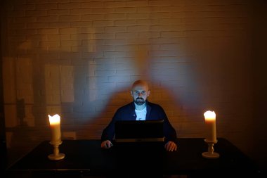 Sihirli gece konsepti, bilgisayardaki adam, korku interneti