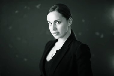 İş kadını arka plan stüdyosu. Resmi takım elbiseli profesyonel bir kadın kiralamak.