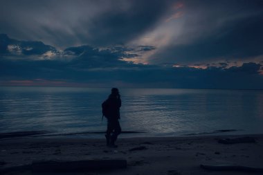 Gölün kenarında gezgin bir adam, kampanyadaki bir adamın silueti, faaliyet