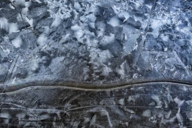 Ezilmiş buz camı arka planda çatlaklar, soyut mevsimsel arka plan, ezilmiş buz parçaları keskin kaplama