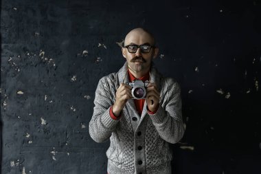 Klasik analog kameralı bir fotoğrafçı, bıyıklı bir adam, komik resim öğrenen bir fotoğrafçı.
