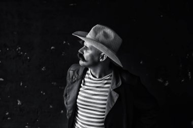 Klasik tarz, büyük bıyıklı bir adamın portresi, sıra dışı bir beyefendi.