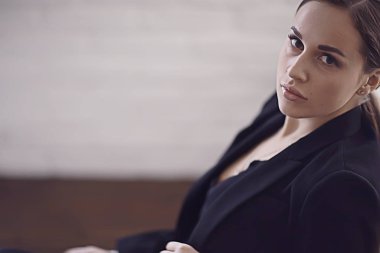 İş kadını arka plan stüdyosu. Resmi takım elbiseli profesyonel bir kadın kiralamak.