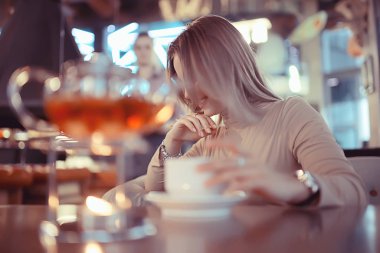 Parlak bir kafede sabah kahvaltısı, genç bir mankenin samimi bir portresi, evde yaşam tarzı.