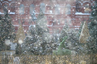 Bulanık arkaplan, dışarıda xmas ağacı, dekore edilmiş kar arkaplanı, yeni yıl