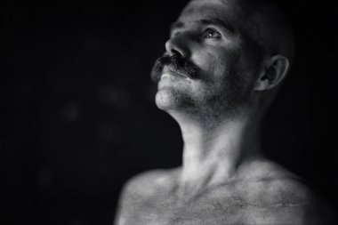 Kel bıyıklı genç bir beyefendinin alışılmadık portresi, tuhaf bir beyefendi, psikoloji konsepti.