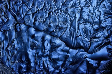 Mavi buzlu cam arka plan, buzun yüzeyinin soyut dokusu, donmuş mevsimlik su.