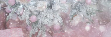 Süslü Noel ağacı, güzel arka plan, hediyeler ve balolar, tatil