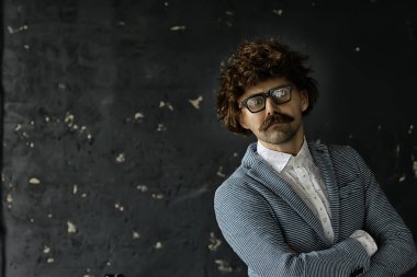 Klasik tarz, büyük bıyıklı bir adamın portresi, sıra dışı bir beyefendi.