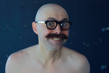 Kel bıyıklı genç bir beyefendinin alışılmadık portresi, tuhaf bir beyefendi, psikoloji konsepti.