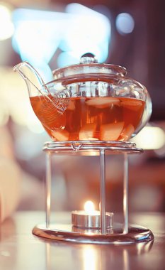 Bardak şeffaf çaydanlık çayı, kafe çay töreni, siyah çay masası.