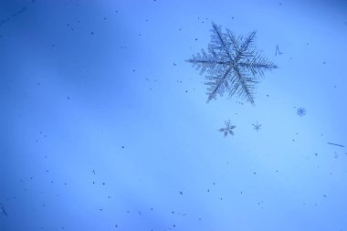 Mavi buzlu cam arka plan, buzun yüzeyinin soyut dokusu, donmuş mevsimlik su.