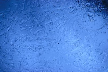 Mavi buzlu cam arka plan, buzun yüzeyinin soyut dokusu, donmuş mevsimlik su.