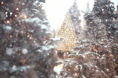 Bulanık arkaplan, dışarıda xmas ağacı, dekore edilmiş kar arkaplanı, yeni yıl