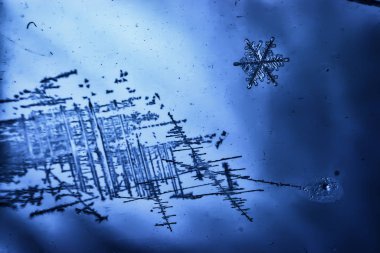 Mavi buzlu cam arka plan, buzun yüzeyinin soyut dokusu, donmuş mevsimlik su.