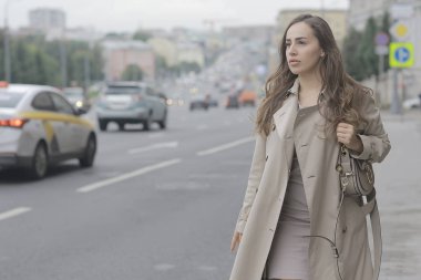 İş kadını yol, araba, trafik, şehir tarzı, şehirde seyahat, kadın ve araba