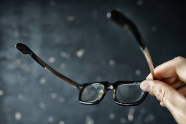 Gözlük görme konsepti, elinde bardak tutan bir adam..